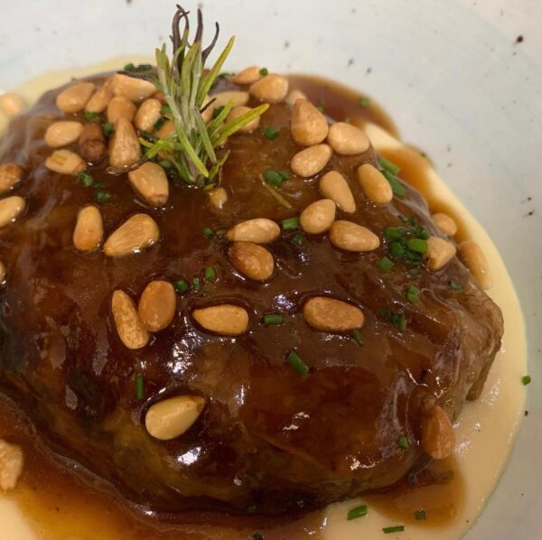 Peus de porc desossats i farcits de ceps, foie amb puré de patata fumat