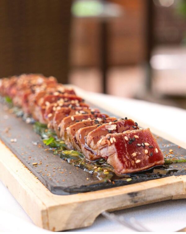 Tataki de tonyina d’Arenys amb salsa teriyaki, sèsam, ikura i wasabi